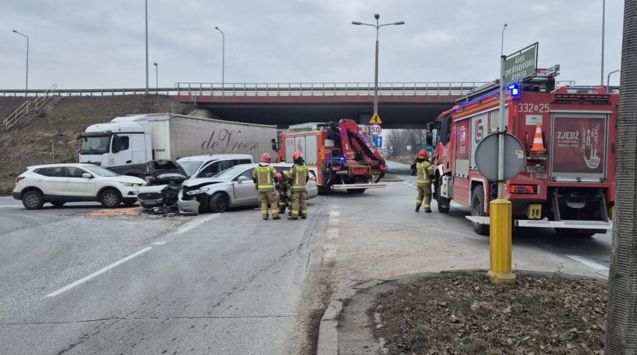 Pechowe skrzyżowanie znów daje o sobie znać. Karambol trzech aut przy węźle S52 - foto