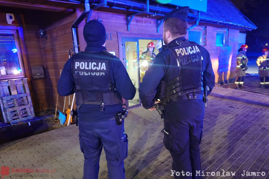 Myśleli, że zawalił się dach budynku. Z konstrukcji intensywnie lała się woda - foto