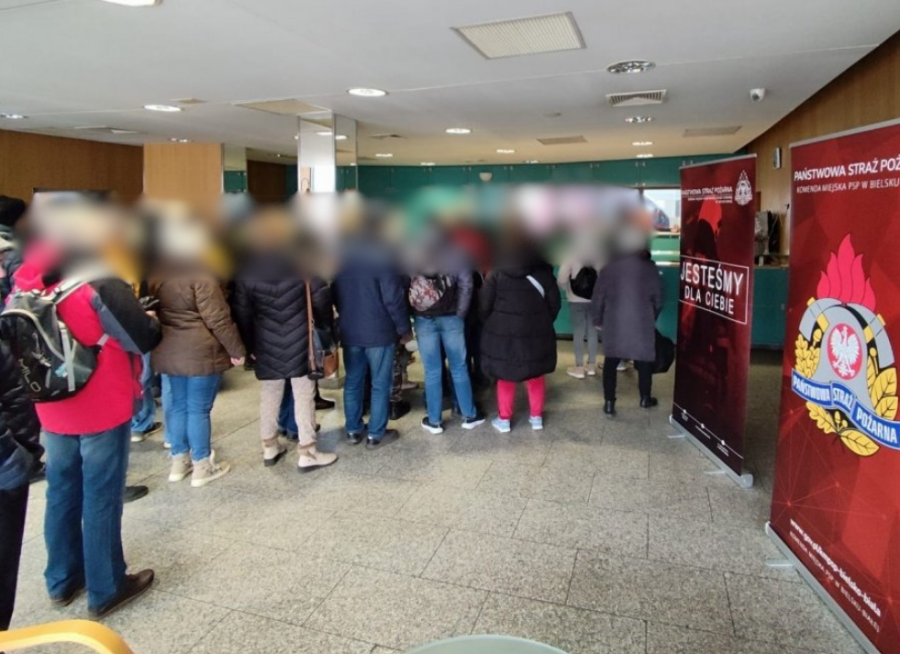 Długa kolejka ustawiła się po darmowe czujniki. Mimo zwiększenia puli, rozeszły się w moment - foto