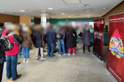Długa kolejka ustawiła się po darmowe czujniki. Mimo zwiększenia puli, rozeszły się w moment - foto