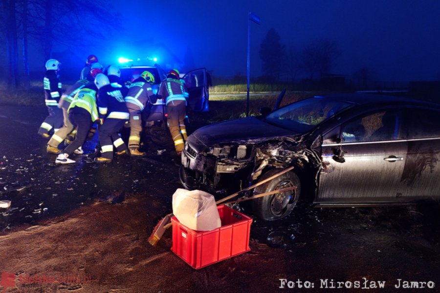Czołowe zderzenie na DK52. Dwie osoby przewiezione do szpitala - foto