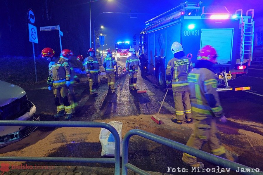 Dwa auta i bariera uszkodzone. Piesza na pasach miała dużo szczęścia - foto