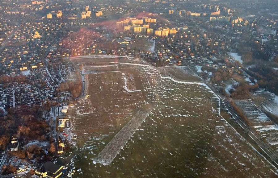 Co dzieje się na płycie lotniska? Niektórzy sugerują, że to budowa betonowego pasa - foto
