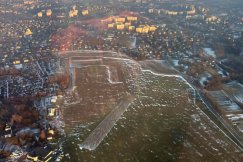 Co dzieje się na płycie lotniska? Niektórzy sugerują, że to budowa betonowego pasa - foto