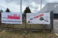 Bielski zakład oflagowany. Załoga żąda podwyżek, dyrekcja proponuje grosze? - foto