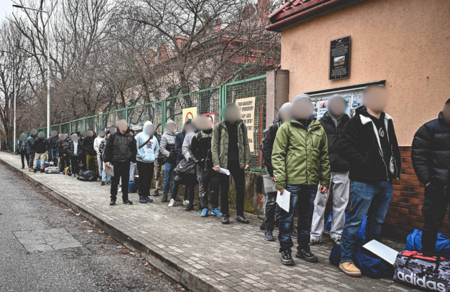 Długa kolejka przed bielskim garnizonem. Ochotnicy kuszeni wysokim wynagrodzeniem - foto