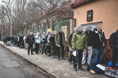 Długa kolejka przed bielskim garnizonem. Ochotnicy kuszeni wysokim wynagrodzeniem - foto