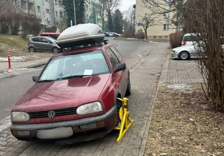 Koniec z zastawianiem chodników na osiedlu? Parkowali tak „od zawsze”, teraz dostają mandaty