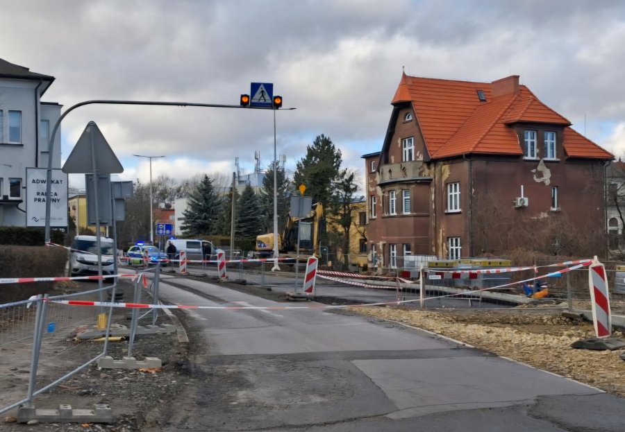 Półmetrowy pocisk artyleryjski na Piastowskiej, ewakuowano okolicę. Droga jest już otwarta - foto