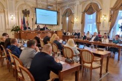 Pomnik niezgody, spór o lokalizację wybuchł podczas sesji. „Ja zdecyduję, gdzie stanie”