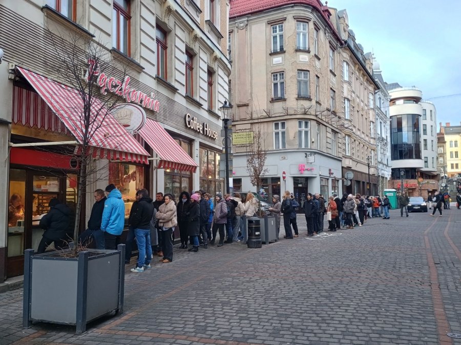 Gigantyczne kolejki w centrum. W niektórych bielskich cukierniach zabrakło pączków - foto