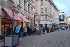 Gigantyczne kolejki w centrum. W niektórych bielskich cukierniach zabrakło pączków - foto