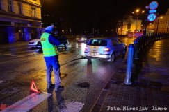 Potrącenie na przejściu w centrum miasta! Piesza doznała urazu głowy - foto