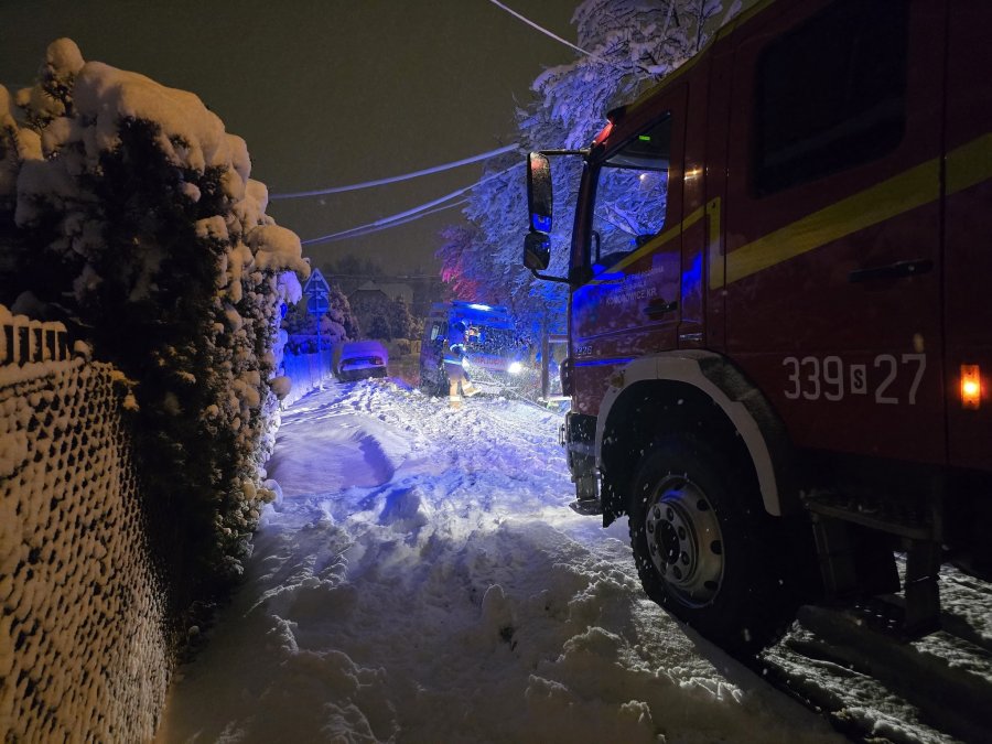 Paraliż dróg po ataku zimy. Dramatyczna akcja z użyciem quada, karetka staranowana na S52 - foto