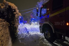 Paraliż dróg po ataku zimy. Dramatyczna akcja z użyciem quada, karetka staranowana na S52 - foto