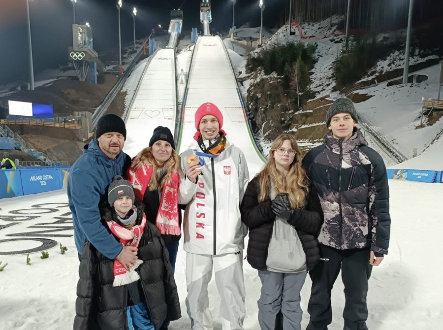 Rodzina na medal, a nawet trzy! Tysiące polubień zdjęcia Kacpra Tomasiaka z rodziną - foto