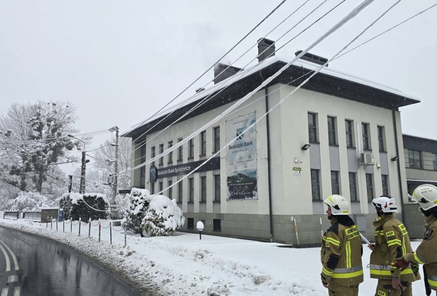 Tyle śniegu spadło w Bielsku-Białej. Ciężki opad rwie linie, strażacy w akcji - foto