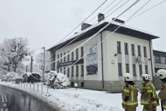 Tyle śniegu spadło w Bielsku-Białej. Ciężki opad rwie linie, strażacy w akcji - foto