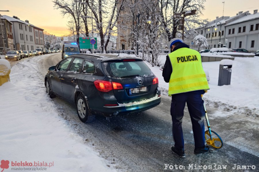Wypadek na przejściu w Białej. Do szpitala odwieziono kobietę z poważnymi obrażeniami - foto