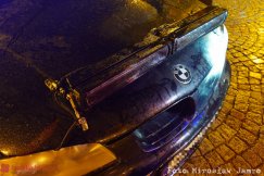 BMW na trytytki i „samoróbki” na masce. Nocny rajd w centrum przerwany przez policję - foto