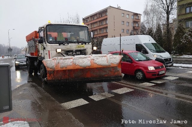 Uszkodził rogatkę pługiem i odjechał z miejsca zdarzenia. Policja ustaliła kierowcą, ale nie przyjął mandatu