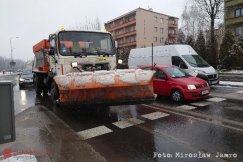 Uszkodził rogatkę pługiem i odjechał z miejsca zdarzenia. Policja ustaliła kierowcą, ale nie przyjął mandatu