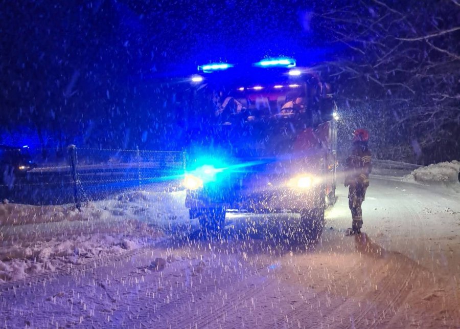 Gaz było czuć od samego rana. Trzy zastępy i pogotowie gazowe poszukiwało źródła wycieku - foto
