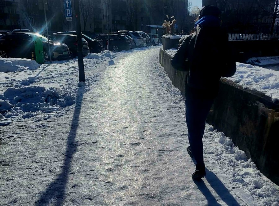 Tylko w raczkach albo łyżwach. Sprawdziliśmy, jak wygląda „akcja zima” na chodnikach - foto