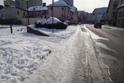 Autobus na holu, lód na chodnikach. Wykonawca odśnieżania tłumaczy się z „akcji zima”