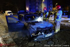 Nocny pożar BMW na bielskim osiedlu. Samochód stanął w ogniu podczas jazdy - foto