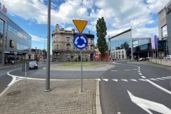 Koncertowy drift na rondzie Jazzu. 50-letni kierowca Mercedesa stanie przed sądem