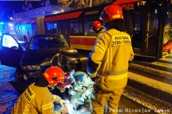 Zderzenie autobusu z 30 pasażerami z autem. Seat wbił się w sygnalizator - foto