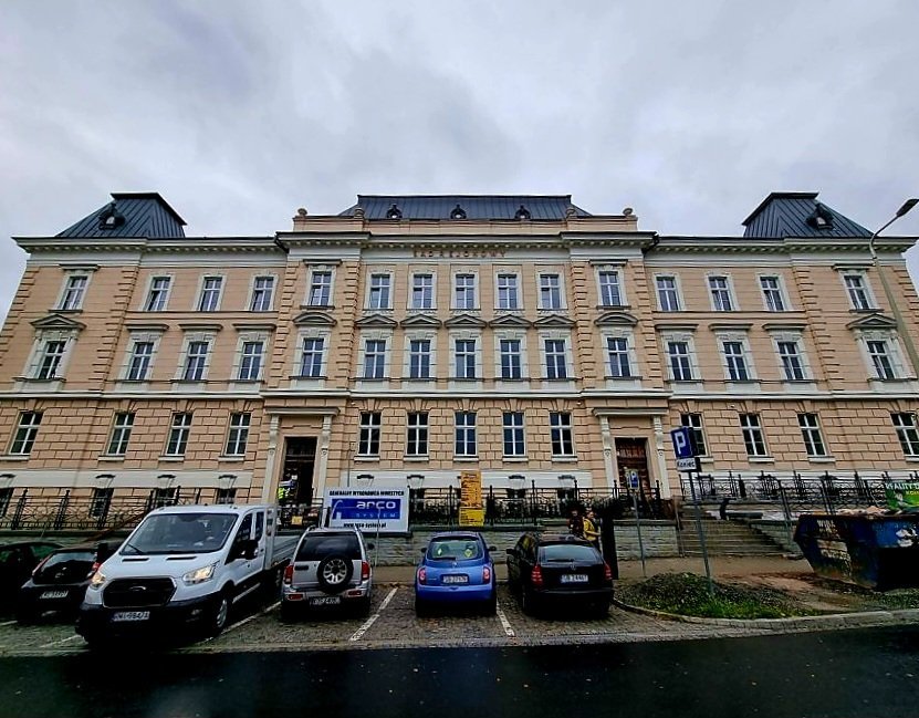 Najpierw z nożem rzucił się na ochroniarza. Potem próbował uciec z sądu w Bielsku-Białej