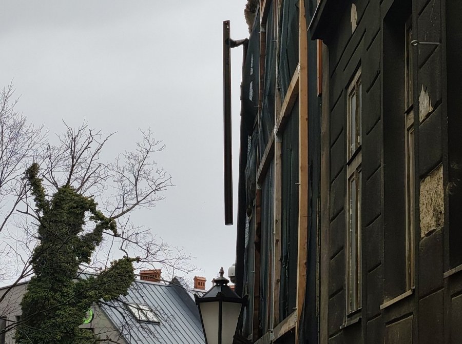 Sypiące się cegły i rynna wisząca nad chodnikiem. Czy musi dojść do kolejnej katastrofy? - foto