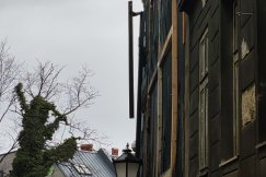 Sypiące się cegły i rynna wisząca nad chodnikiem. Czy musi dojść do kolejnej katastrofy? - foto