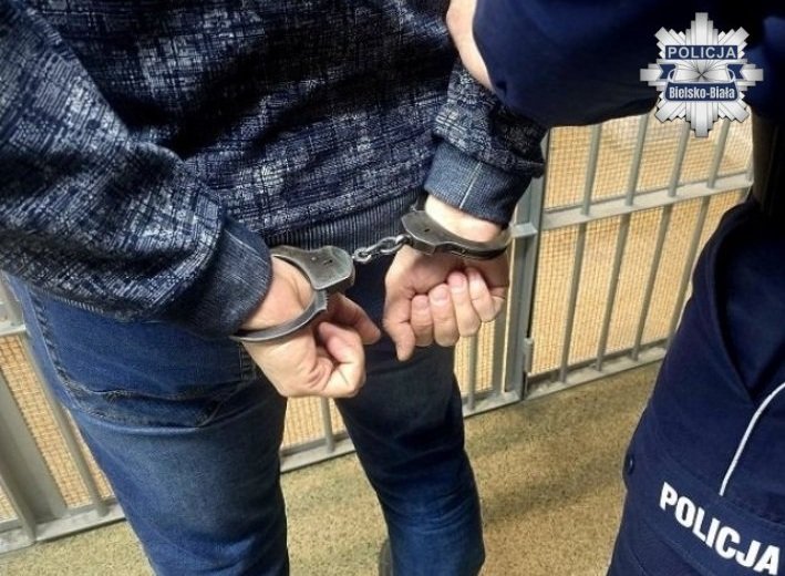 Miał amfetaminę i sam był pod jej wpływem. Wpadł na osiedlowej uliczce