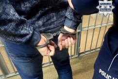 Miał amfetaminę i sam był pod jej wpływem. Wpadł na osiedlowej uliczce
