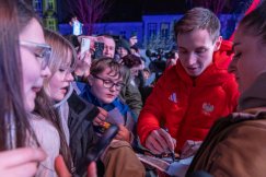 Bielsko-Biała pękało z dumy. Rodzinne miasto powitało Kacpra Tomasiaka ZDJĘCIA i FILM