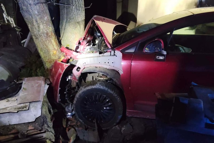 Kompletnie pijany uciekał kradzionym autem. Skasował auto na przydrożnym drzewie - foto