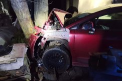 Kompletnie pijany uciekał kradzionym autem. Skasował auto na przydrożnym drzewie - foto