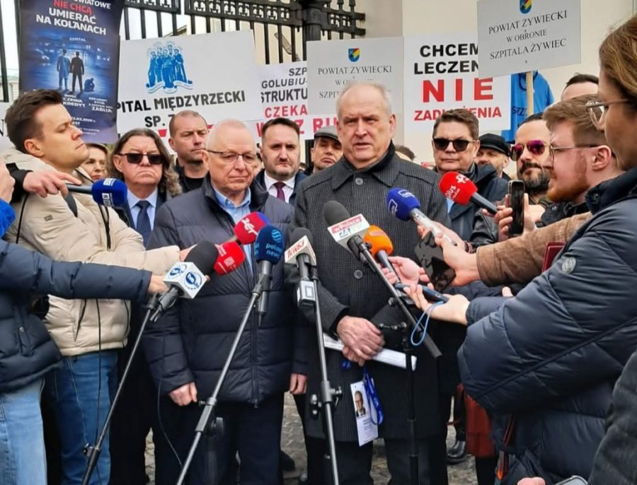 Miliardowe długi dobijają szpitale. Rusza protest w Warszawie, do stolicy udał się starosta bielski - foto