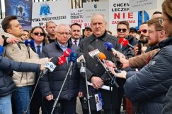 Miliardowe długi dobijają szpitale. Rusza protest w Warszawie, do stolicy udał się starosta bielski - foto