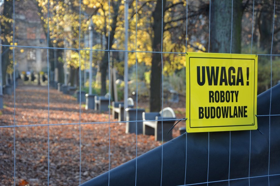 Usunęli ogrodzenie po zerwanej umowie. Rewitalizacja utknęła w martwym punkcie - foto