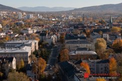 Mieszkańcy alarmują o tajemniczym aucie na osiedlach. Policja: „To znany mechanizm działania”