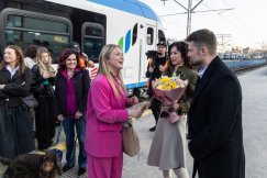 Niezwykły skład wjechał na bielski dworzec. Wyjątkowe panie przywitano kwiatami - foto