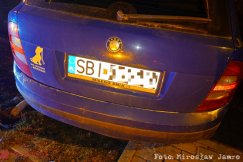 Demolka w Dzień Kobiet… Staranowała znak, płot i wjechała w budynek. Miała trzy promile! - foto