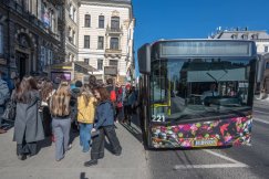 To nie jest zwykły autobus. Niecodzienny pojazd przybliża sztukę mieszkańcom ROZKŁAD JAZDY