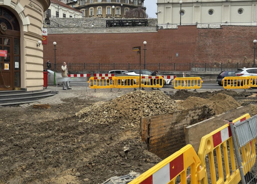 Desperacki krok, by dostać się na pocztę. Inwestor widzi przejście, mieszkaniec widzi problem