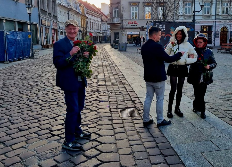 Dżentelmeni w garniturach z różami w ręku. Wyjątkowy gest podopiecznych św. Brata Alberta - foto