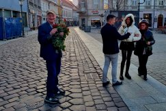 Dżentelmeni w garniturach z różami w ręku. Wyjątkowy gest podopiecznych św. Brata Alberta - foto